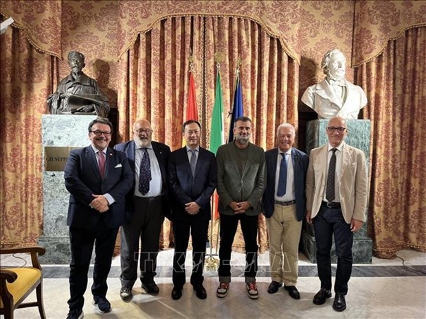 Vietnam busca fomentar cooperación económica marítima con la región italiana de Apulia