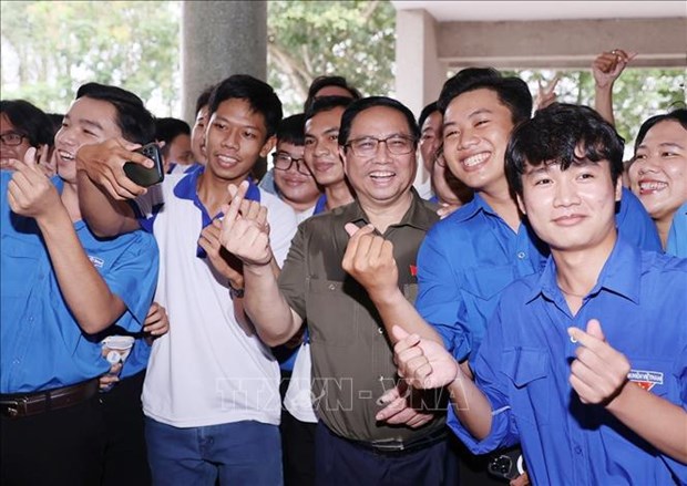 Premier de Vietnam aclara dudas de votantes jóvenes en Can Tho
