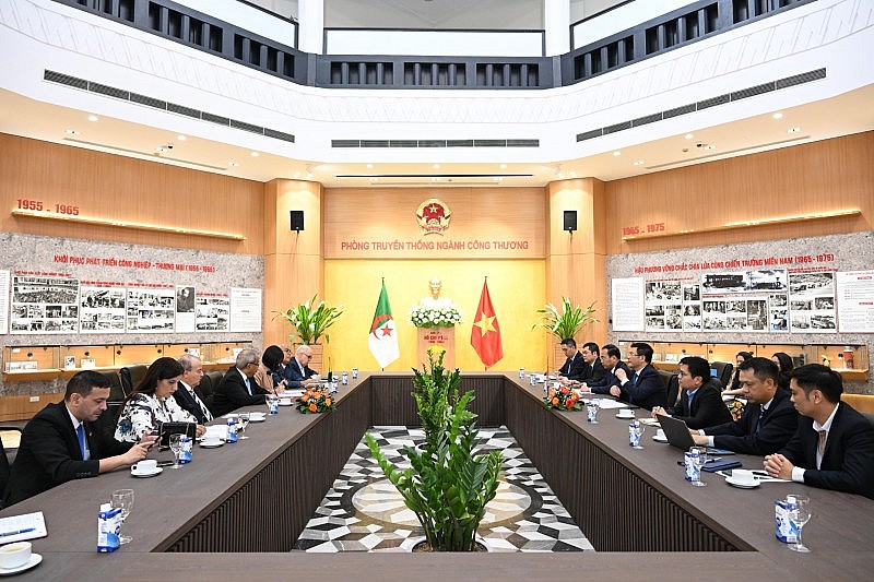 El ministro de Industria y Comercio de Vietnam recibe al titular de Industria y Producción Farmacéutica de Argelia