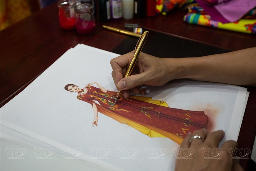 Diseñador con deseo de difundir Ao dai vietnamita al mundo
