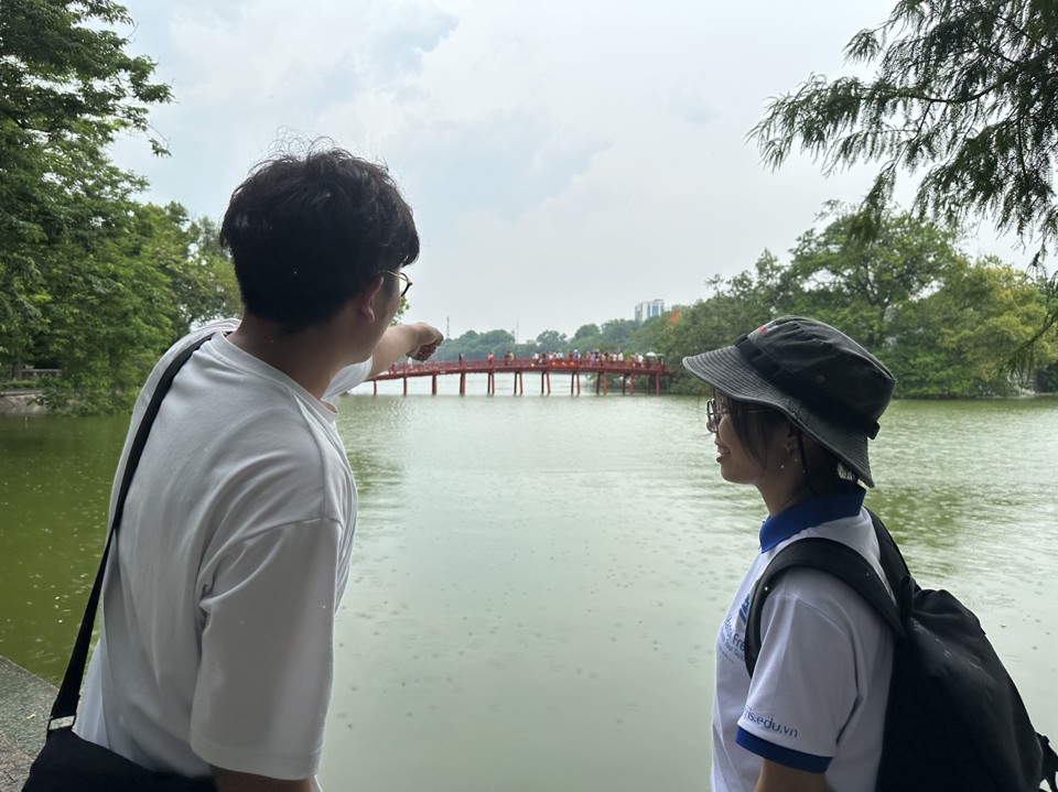 Los embajadores de turismo promocionan Hanoi a turistas internacionales