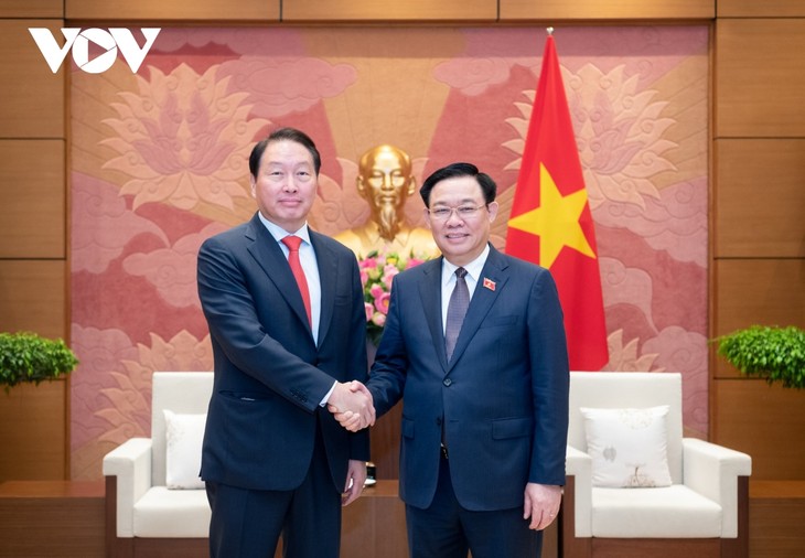 Líder parlamentario recibe al presidente del grupo surcoreano SK