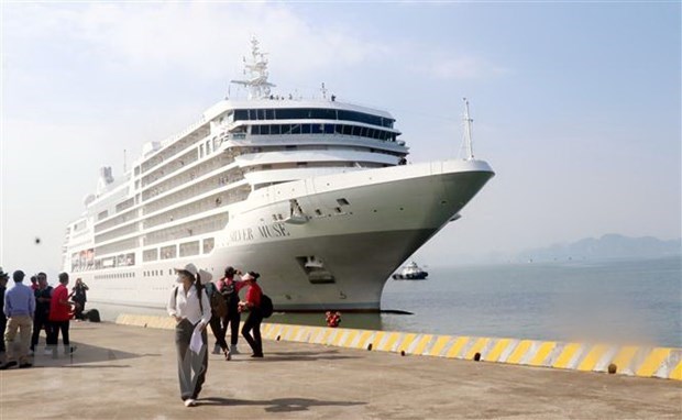 Mil doscientos turistas extranjeros a bordo de dos cruceros llegan a Quang Ninh