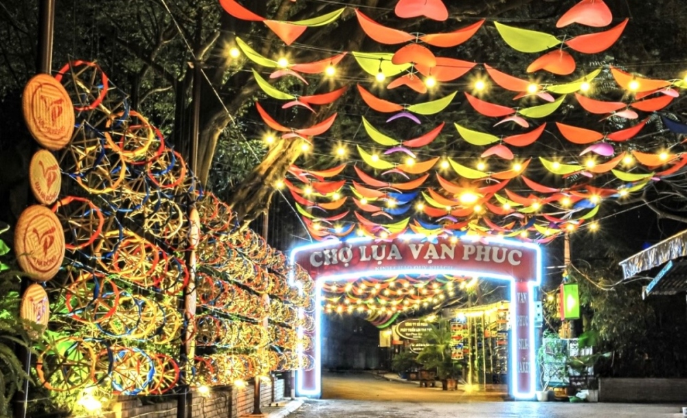 Animada semana de turismo, cultura y comercio en la aldea de seda Van Phuc