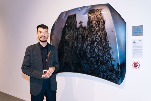 La obra de arte que representa la Catedral de San José de Hanói en el capó gana el Premio de Pintura de la UOB