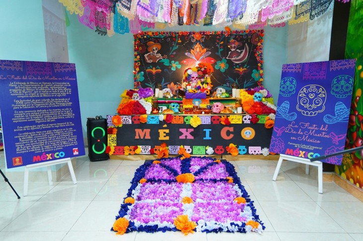 Descubrir el Día de Muertos de México en el Departamento de Español de HANU