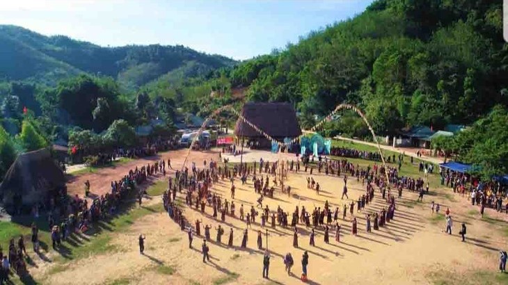 Alegre celebración de arroz nuevo de Co Tu