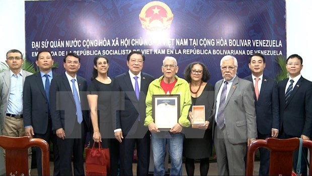 Dirigente vietnamita entrega el Premio Nacional de Información al Exterior a autores venezolanos