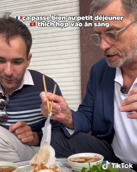 Las esspecialidades de Hanói sorprenden al embajador francés