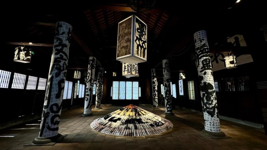 Exposición muestra caligrafía combinada con instalación de luz