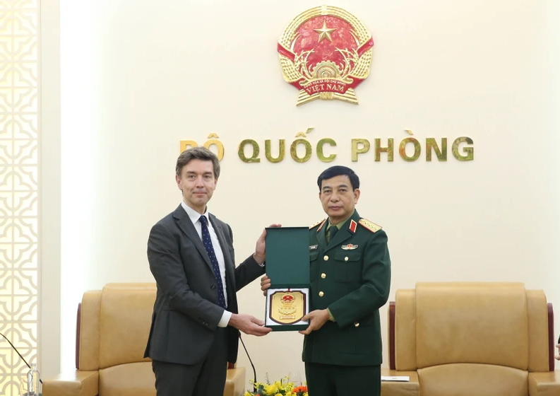Vietnam y UE impulsan la cooperación en defensa