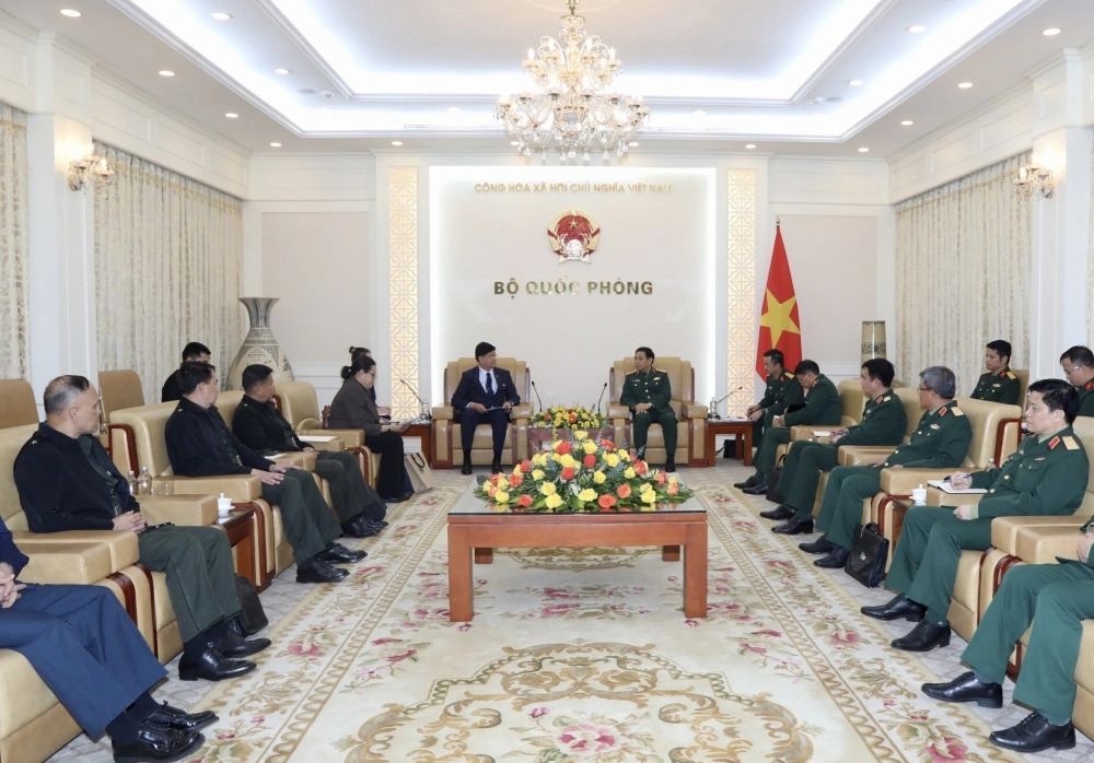 El general Phan Van Giang recibe al viceministro de Defensa Nacional de Filipinas