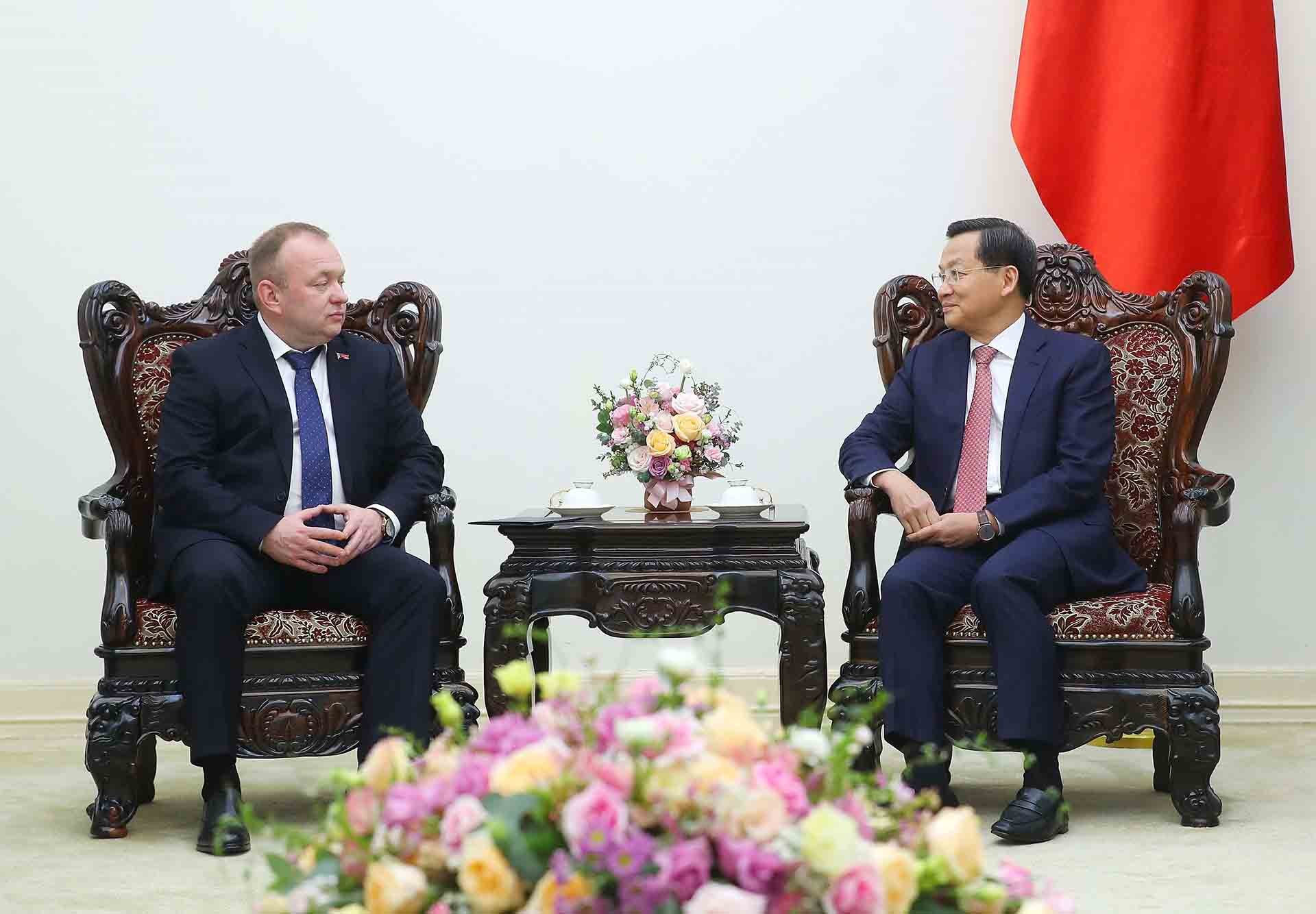 El viceprimer ministro Le Minh Khai recibe al jefe de Pericia Judicial bielorrusa