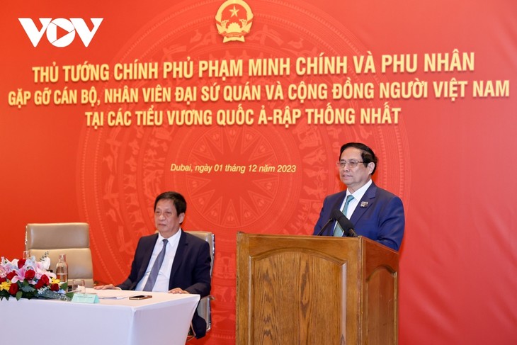 El primer ministro Pham Minh Chinh se reúne con la comunidad vietnamita en los Emiratos Árabes Unidos