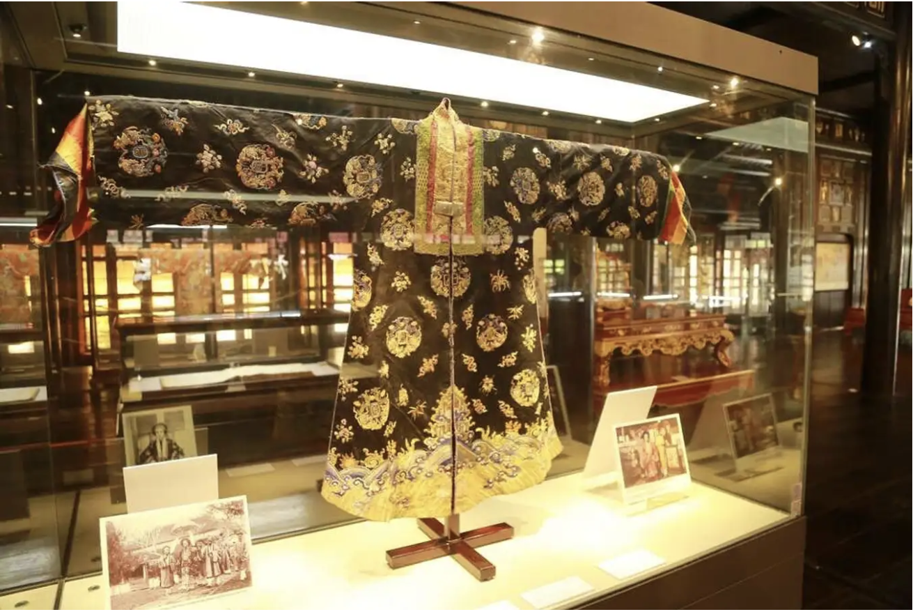 Exhiben documentos de la dinastía Nguyen en Hanoi