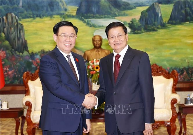 El Presidente del Parlamento de Vietnam se entrevista con el Presidente de Laos