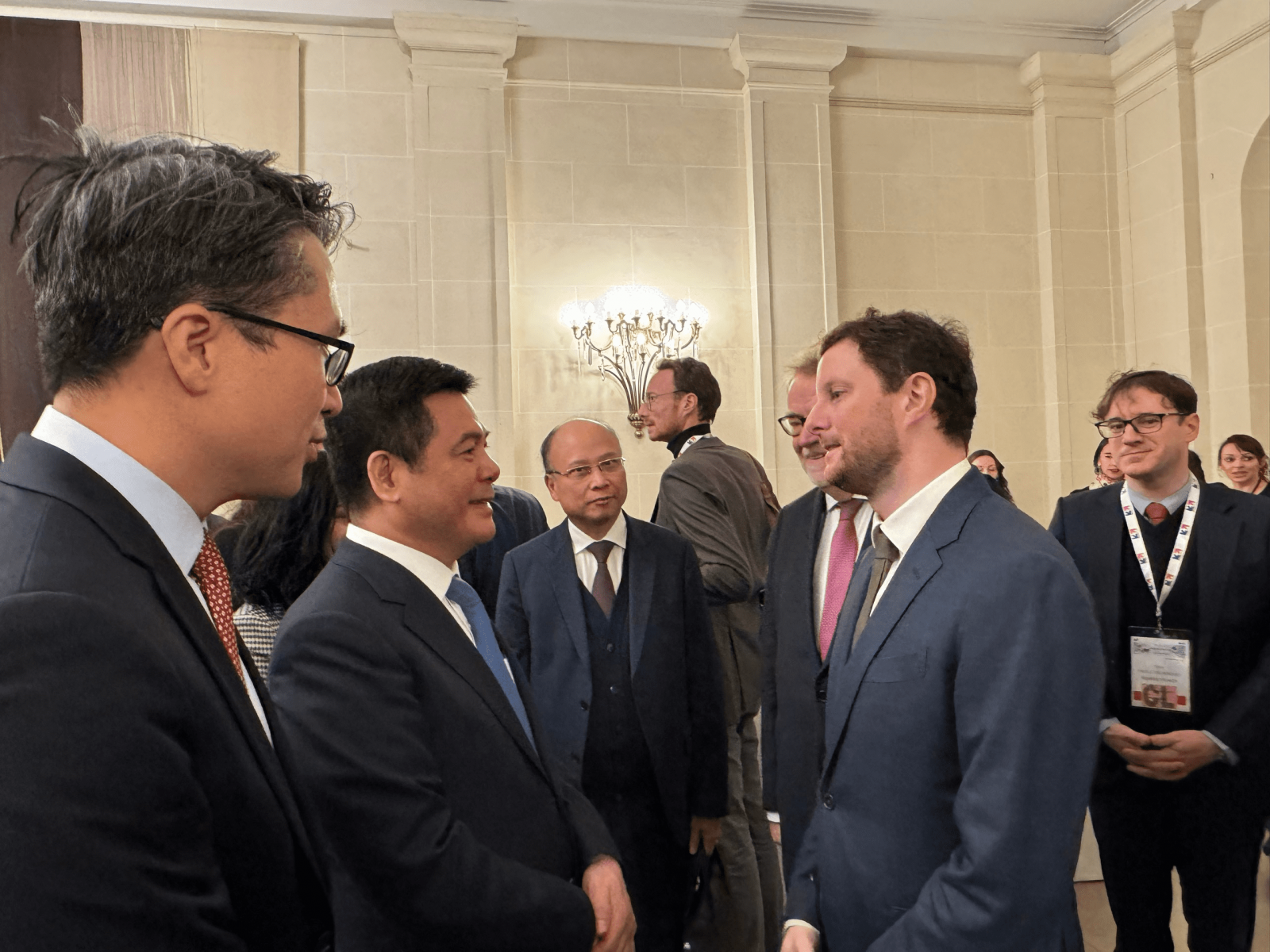 El ministro de Industria y Comercio participa en eventos comerciales en París