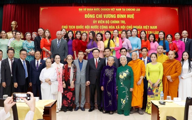 El presidente de la Asamblea Nacional se reúne con la comunidad vietnamita en Laos