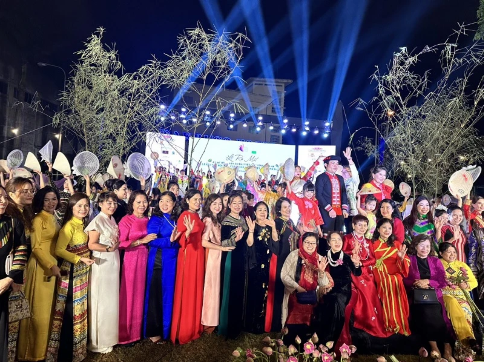 Difunden la belleza del vestido tradicional de Ao Dai vietnamita