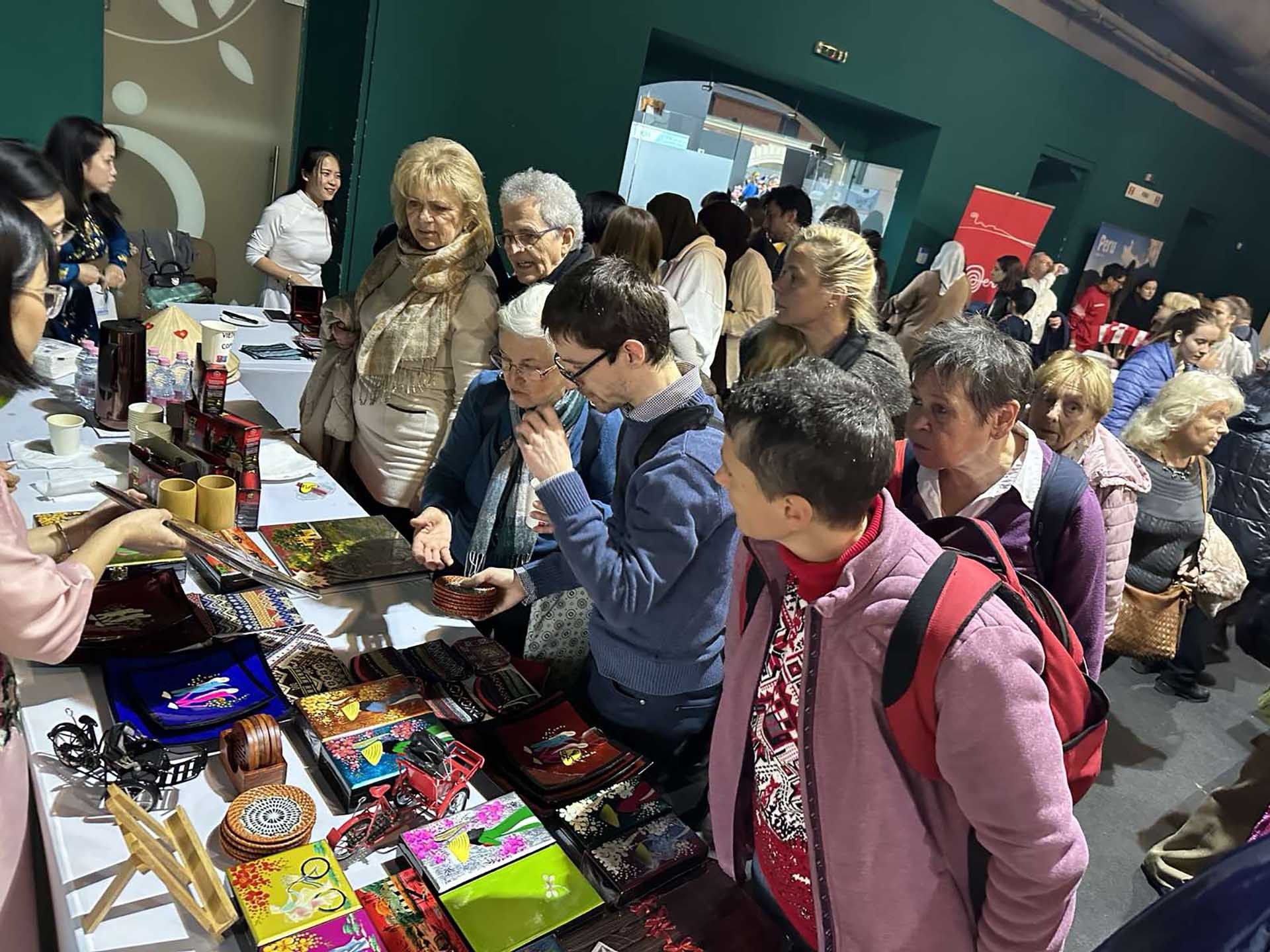 Vietnam participa en Feria Anual de Caridad Diplomática 2023 en Hungría