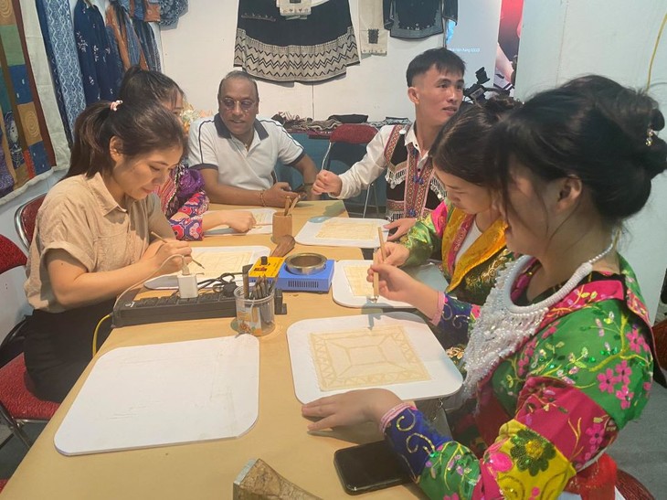 Preservación del arte de dibujar patrones sobre tela con cera de abejas