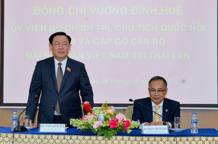 Presidente del Parlamento se reúne con funcionarios y personal de la Embajada de Vietnam en Tailandia