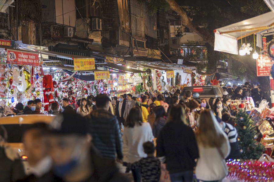 Animado ambiente navideño en Hanói