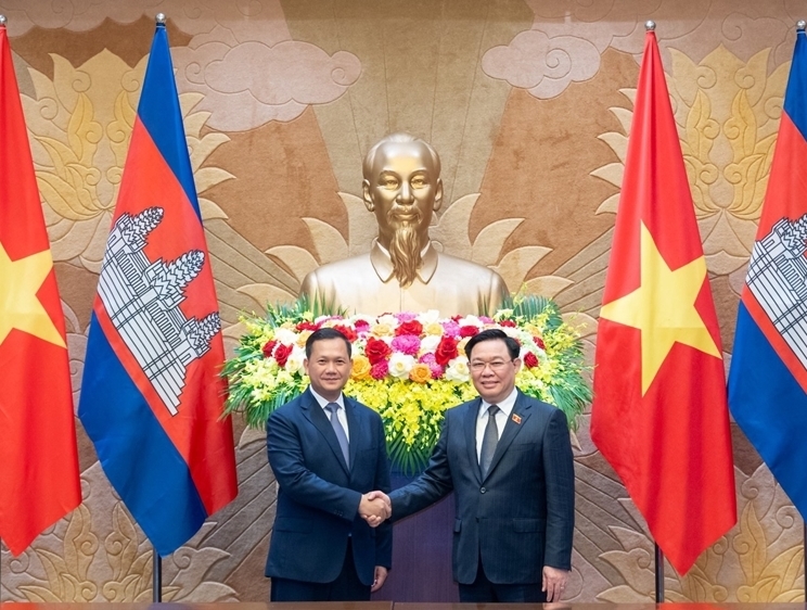El presidente del Parlamento de Vietnam sostiene un encuentro con el primer ministro camboyano