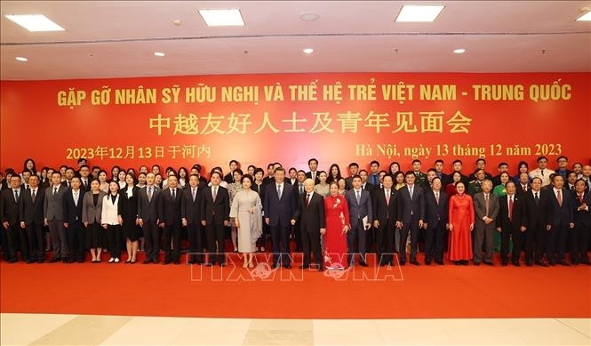 Líderes vietnamitas y chinos se reúnen con personalidades amigables y jóvenes de los dos países