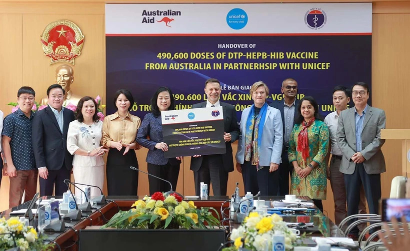 Australia entrega 490 600 dosis de vacunas a Vietnam