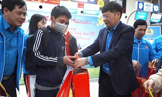 Programa de asistencia financiera favorecerá a 2670 trabajadores alejados de casa durante el Tet