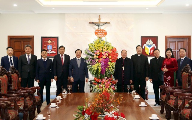 Dirigentes de localidades vietnamitas felicitan a comunidades católicas por la Navidad 2023