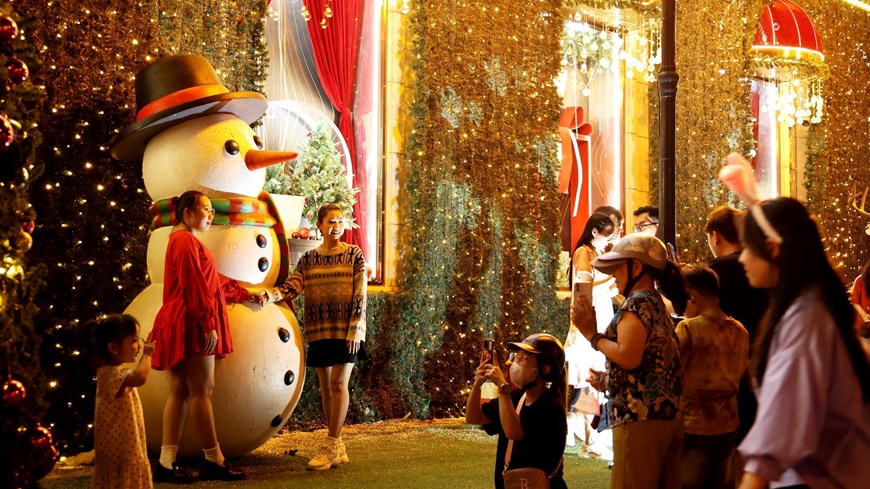 Jóvenes vietnamitas se emocionan ante la Navidad