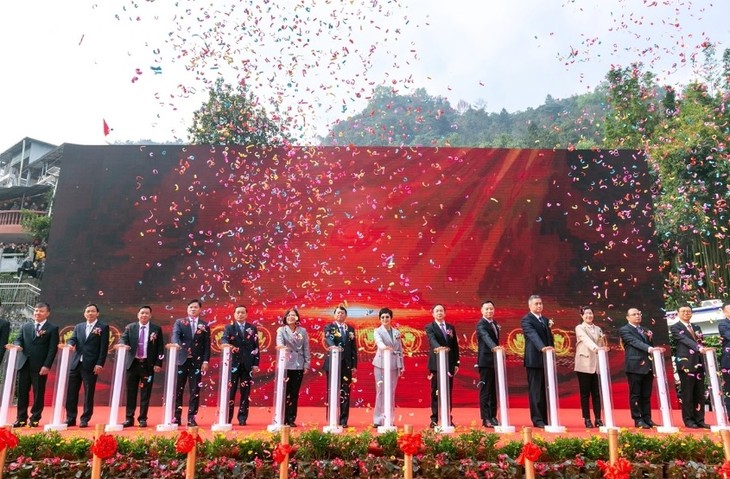 El primer paso fronterizo internacional de Cao Bang puesto en funcionamiento