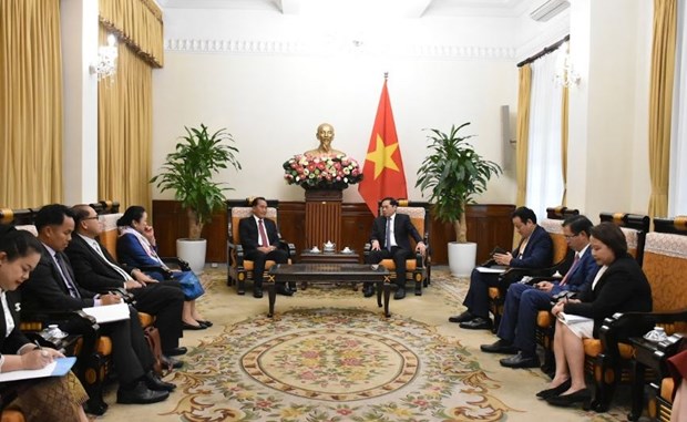 Vietnam y Laos fortalecen la cooperación en materia de ciudadanos en el extranjero