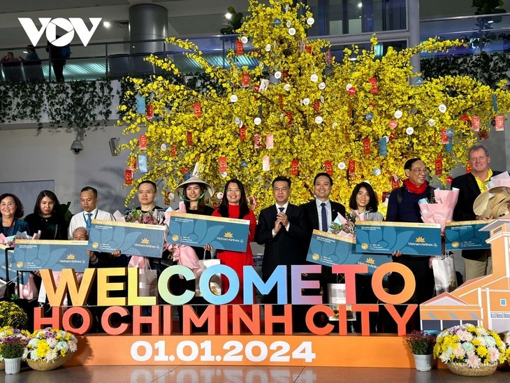 Vietnam Airlines recibe a los primeros viajeros de 2024 con ceremonias especiales