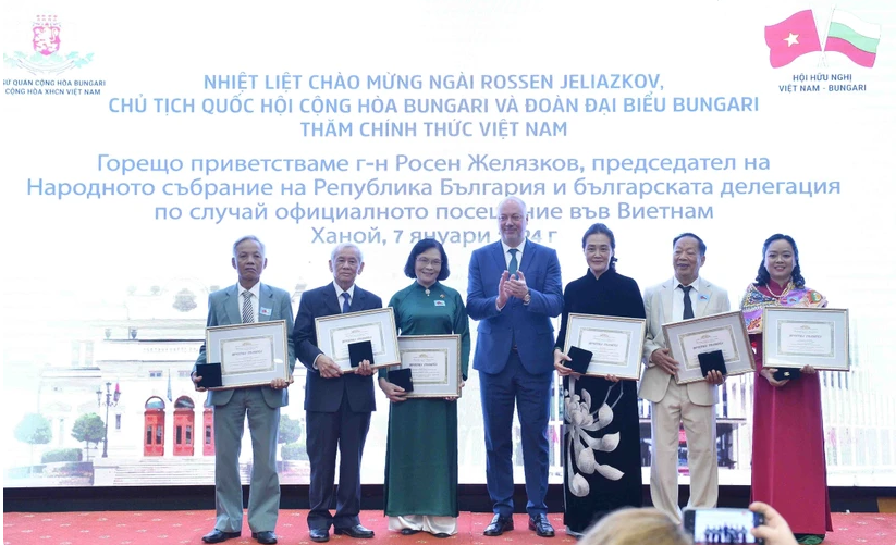 Encuentro entre el Presidente parlamentario búlgaro y vietnamitas que vivieron en Bulgaria