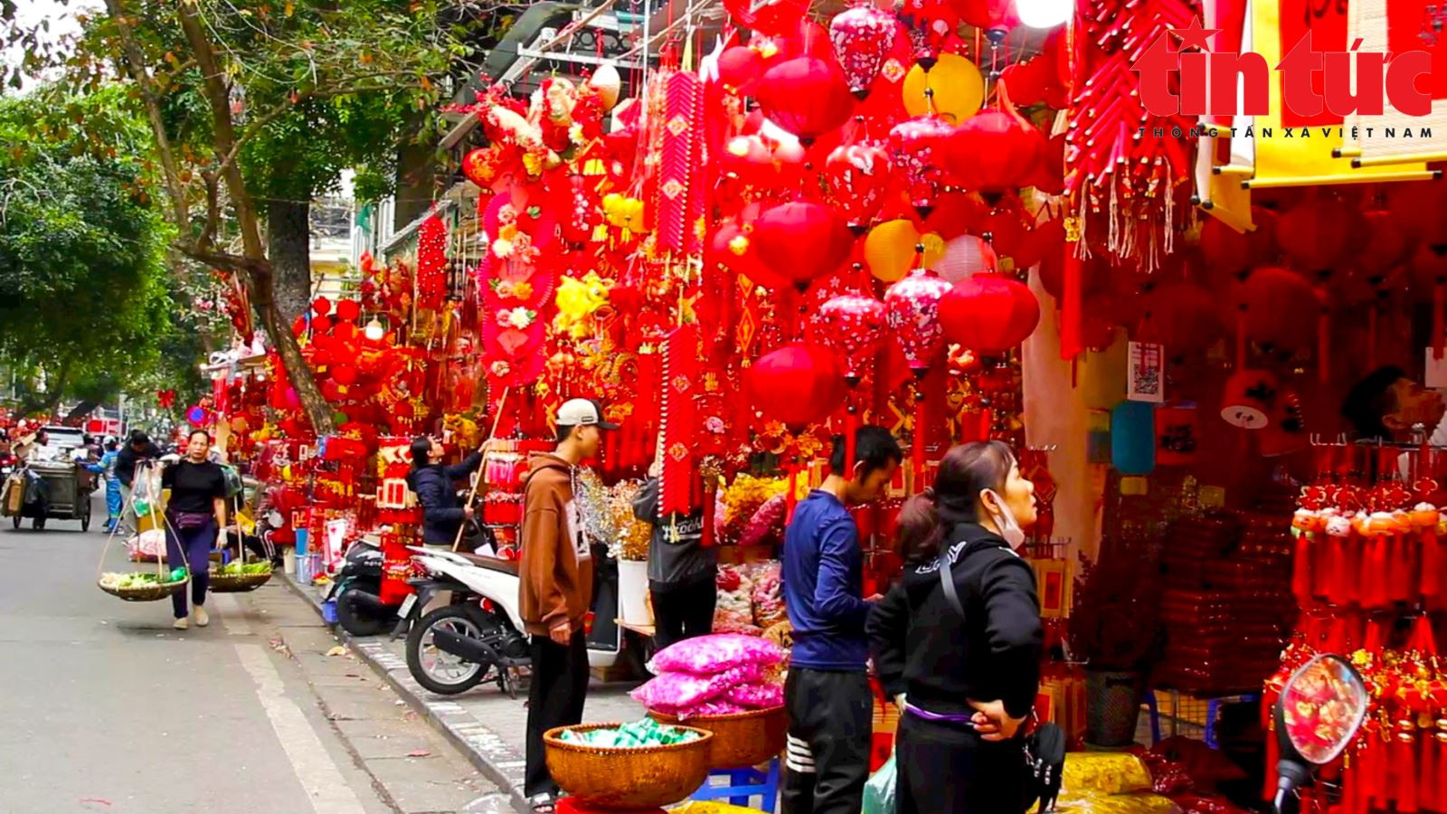 El casco antiguo de Hanói se tiñe de rojo a medida que se acerca el Tet