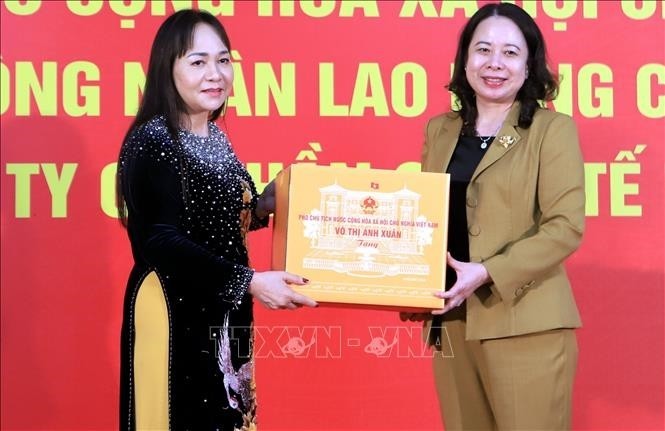 Vo Thi Anh Xuan visita a familias beneficiadas por políticas sociales en Thai Binh