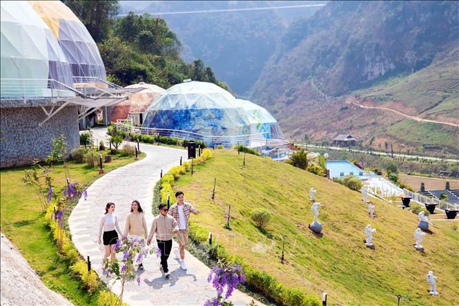 Contemplan belleza pacífica y poética de meseta de Moc Chau