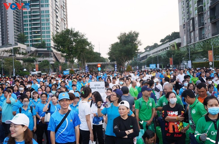 Cerca de 10 000 personas participan en la marcha Por la salud de los trabajadores en Ciudad Ho Chi Minh