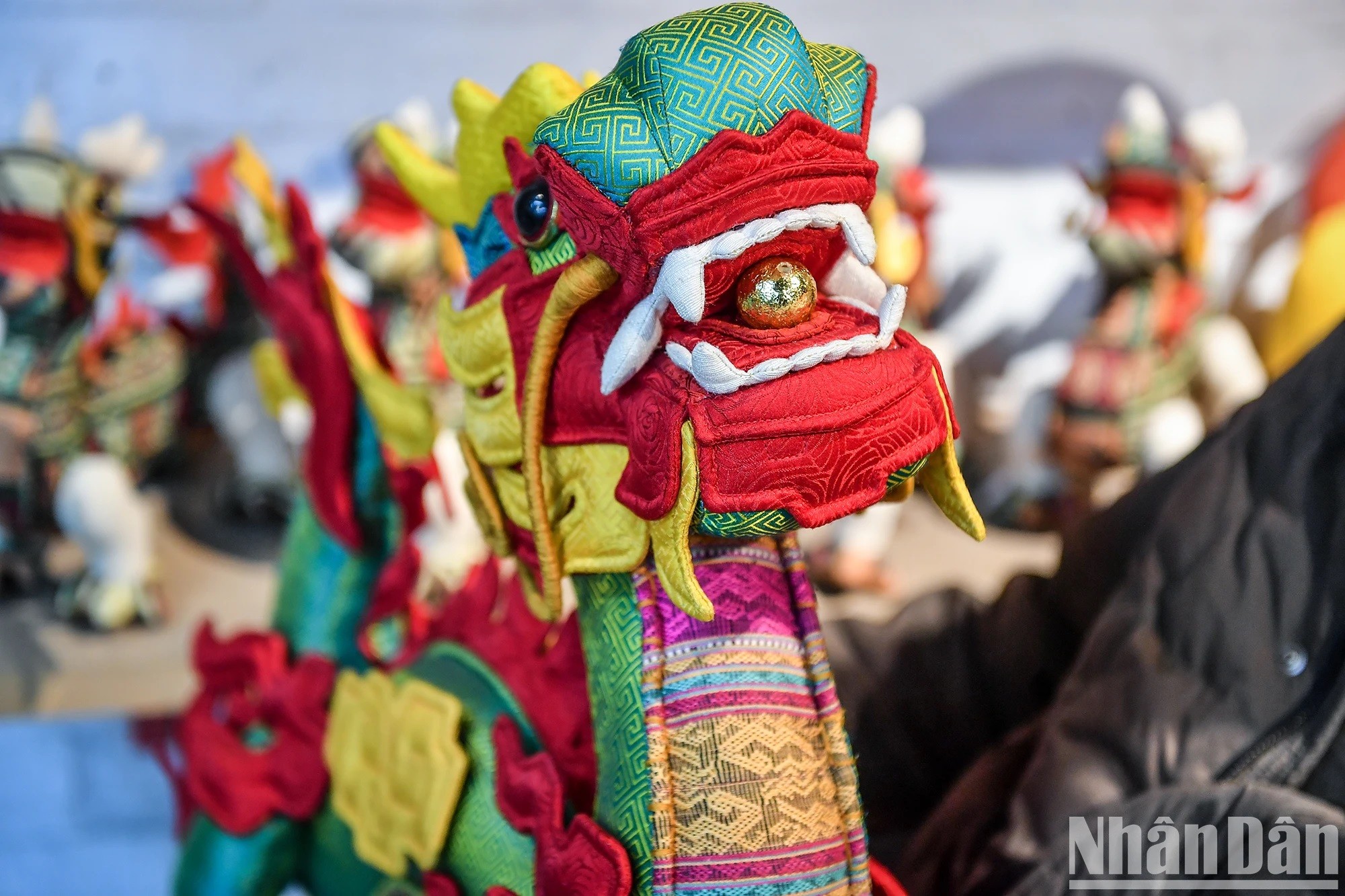 Taller de confección convierte trozos de tela en dragones