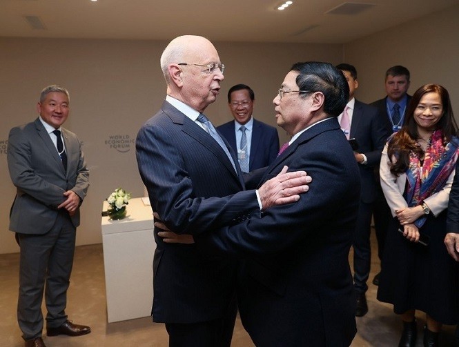 Primer Ministro de Vietnam se reúne con dirigentes mundiales al margen de la 54 ª Reunión Anual del FEM
