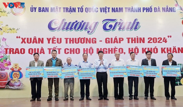 Ayuda económica para los necesitados en Da Nang con motivo del Tet 2024