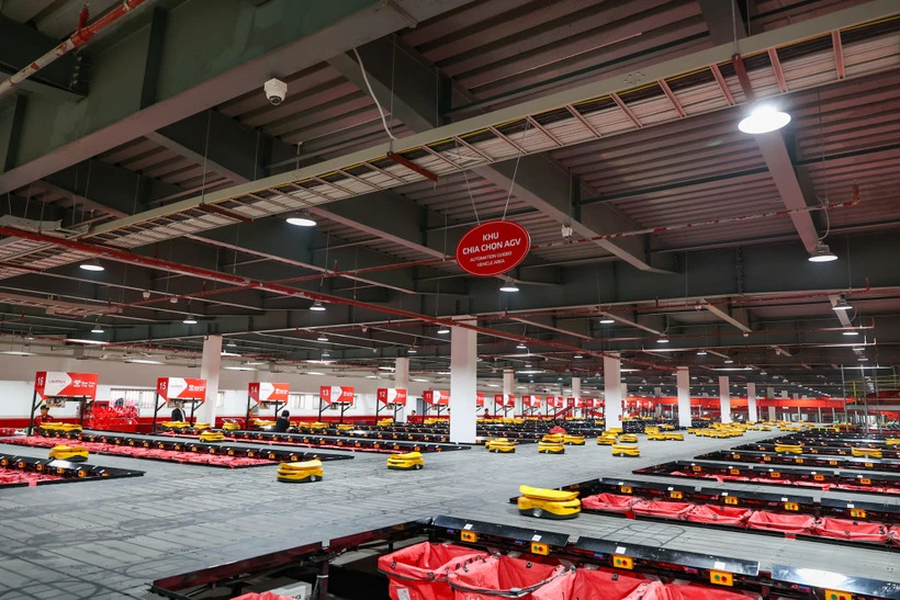 Viettel Post introduce robots autopropulsados para clasificar mercancías en Vietnam