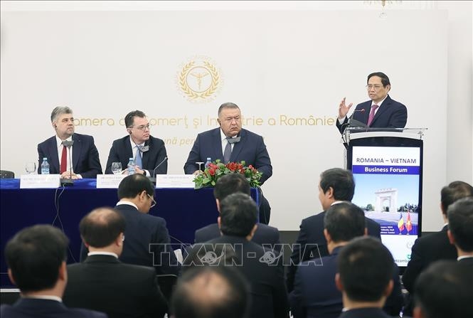 El Primer Ministro de Vietnam reitera el apoyo del Gobierno a los inversores rumanos