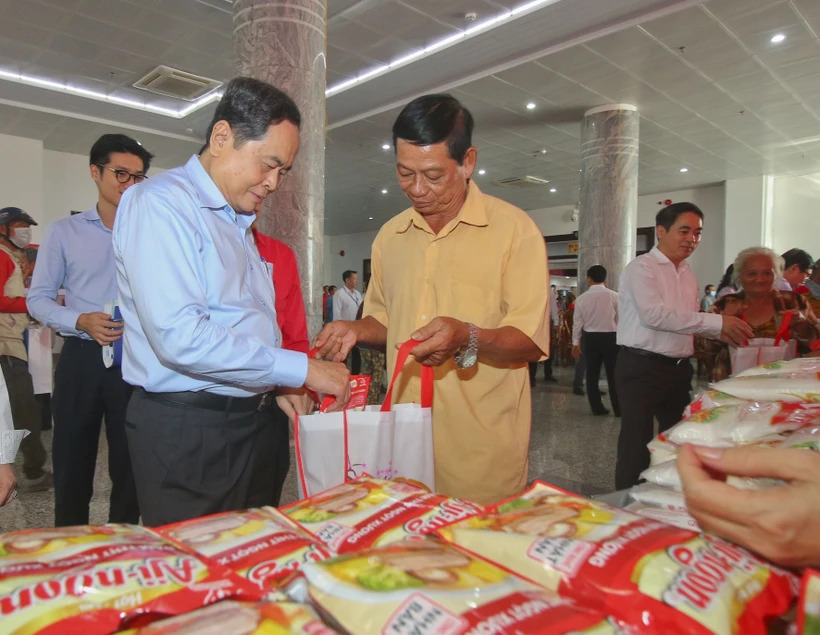 Entrega de regalos de Tet en la provincia de Hau Giang