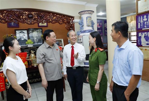 Rinden homenaje a exdirigente de Asamblea Nacional de Vietnam