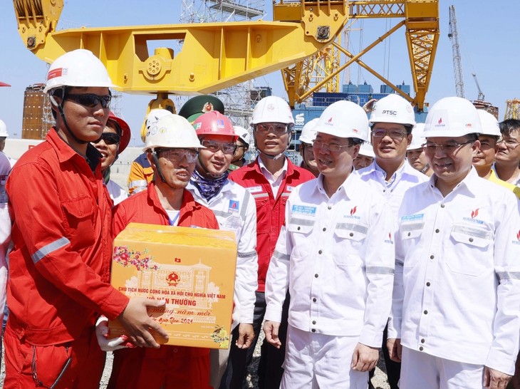 Presidente de Vietnam visita a trabajadores en plataformas petrolíferas en alta mar