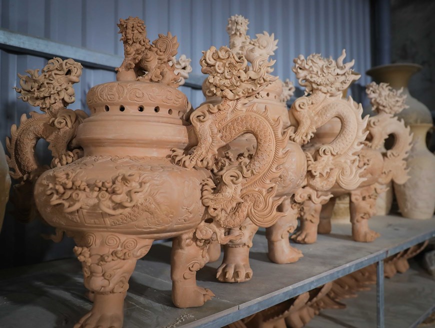 Cerámicas de Bat Trang con imágenes de dragón como bienvenida al Tet